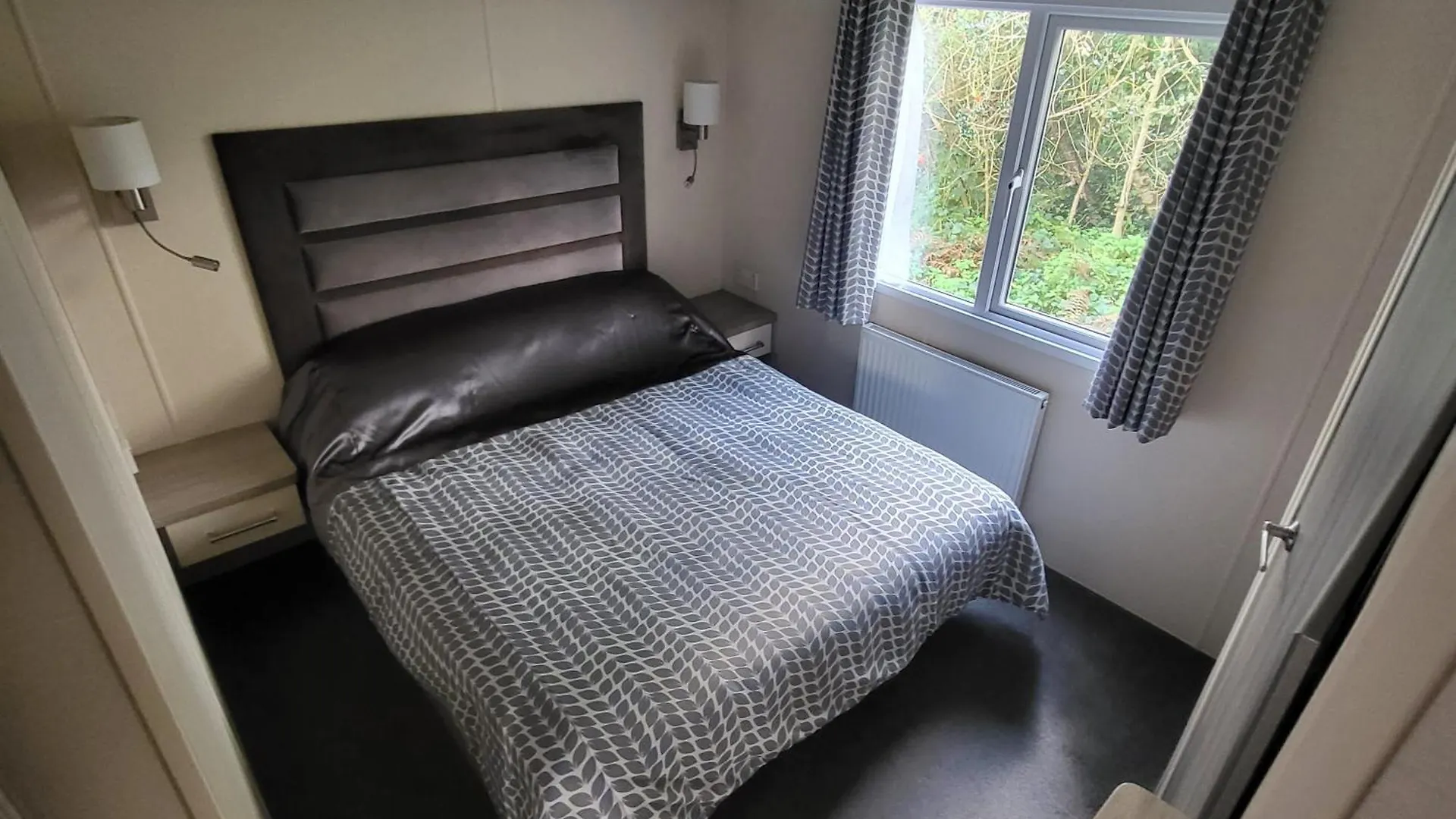 Jasmine Corner - Entertainment Passes Included - Message For Longer Stays Ringwood Apartment