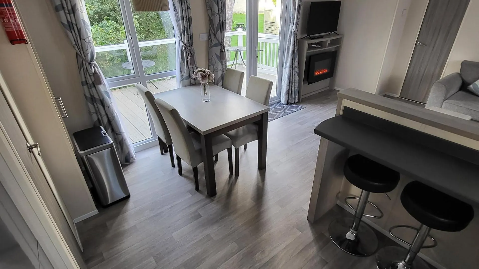 Jasmine Corner - Entertainment Passes Included - Message For Longer Stays Ringwood Apartment